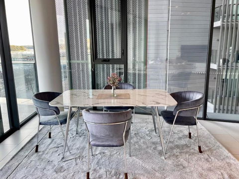 RARE Luxury Waterfront Living - Accommodation Rockhampton 3