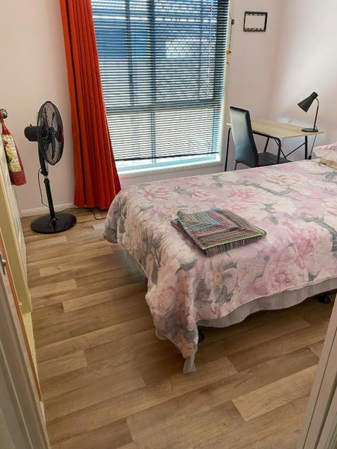 Red Cottage FEMALE ONLY BUDGET STAYS With Bedroom Plus Private Kitchenette Room - Accommodation Rockhampton 0