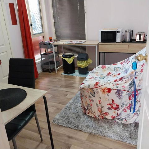 Red Cottage FEMALE ONLY BUDGET STAYS With Bedroom Plus Private Kitchenette Room - Accommodation Rockhampton 3