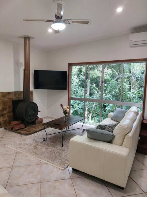 Rainforest Retreat-Fireplace-BBQ-3 Acres- - Accommodation Rockhampton 1