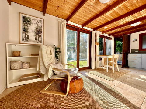 Private Access Retreat 1 Queen Bedroom W Stunning Pool And Ocean Views - Accommodation Rockhampton 0