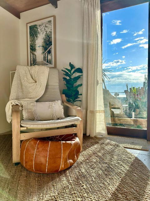 Private Access Retreat 1 Queen Bedroom W Stunning Pool And Ocean Views - Accommodation Rockhampton 3