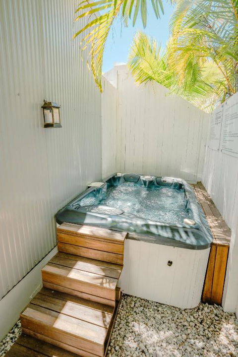 Private Outdoor Spa, Fire Pit, Cinema Room - THE COTTAGE COOLUM BEACH - Accommodation Rockhampton 0