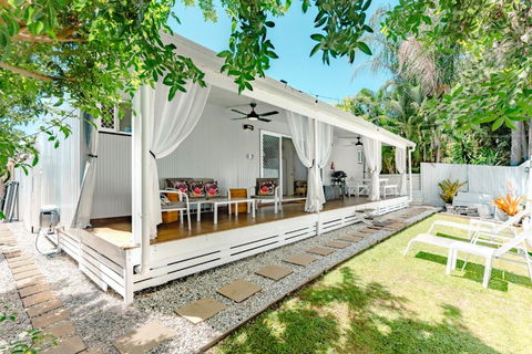 Private Outdoor Spa, Fire Pit, Cinema Room - THE COTTAGE COOLUM BEACH - Accommodation Rockhampton 2