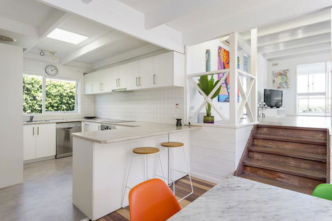 At Agnes Ave: Coastal Views - Accommodation Rockhampton 3