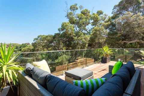 At Agnes Ave: Coastal Views - Accommodation Rockhampton 0