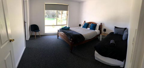 At HOME On HOLMES - Accommodation Rockhampton 3