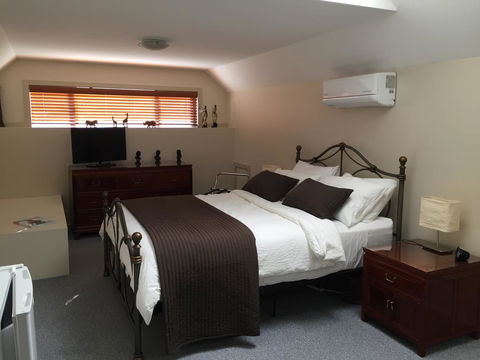 Atina Rocks Country Homestead - Accommodation Rockhampton 0
