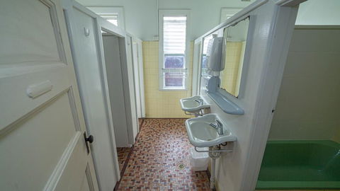 Australian Hotel - Accommodation Rockhampton 0