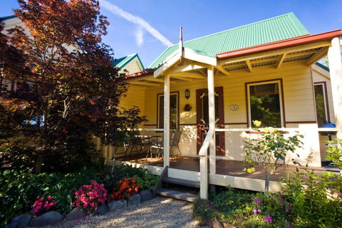 Autumn Abode Cottages - Accommodation Rockhampton 1