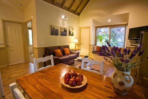 Autumn Abode Cottages - Accommodation Rockhampton 0