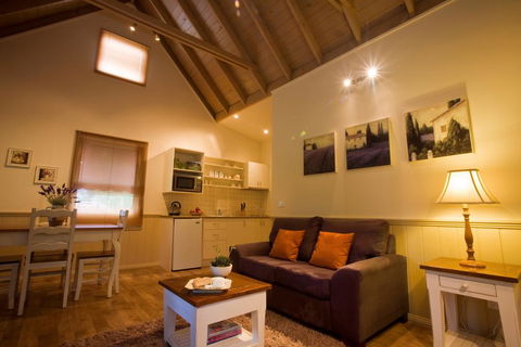 Autumn Abode Cottages - Accommodation Rockhampton 2