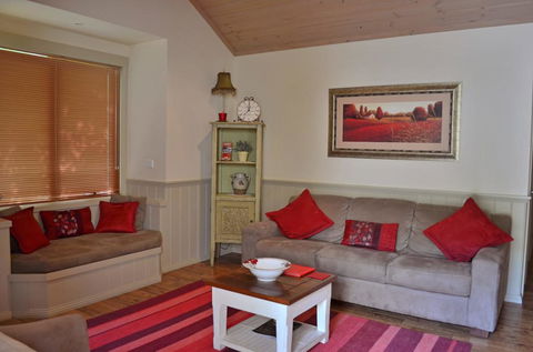 Autumn Affair Cottage 5 - Accommodation Rockhampton 2