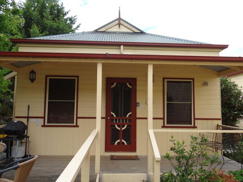 Autumn Affair Cottage 5 - Accommodation Rockhampton 0