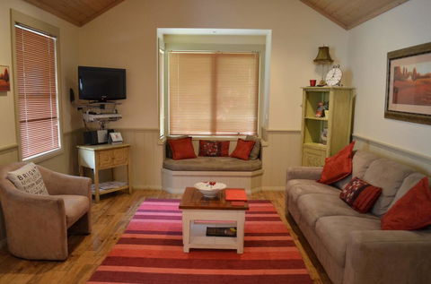 Autumn Affair Cottage 5 - Accommodation Rockhampton 3