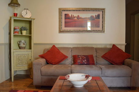 Autumn Affair Cottage 5 - Accommodation Rockhampton 1
