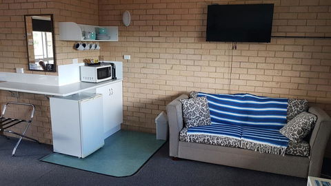 Avlon Gardens Motel - Accommodation Rockhampton 1