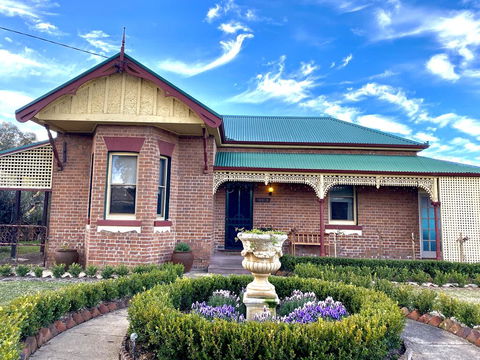 Avoca House - Circa 1900 Gorgeous Federation Home - Accommodation Rockhampton 1