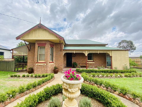 Avoca House - Circa 1900 Gorgeous Federation Home - Accommodation Rockhampton 0