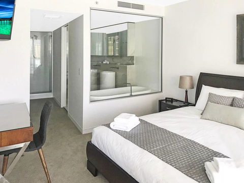 Awesome Ocean Views Broadbeach WiFi, Netflix, Wine - Accommodation Rockhampton 2