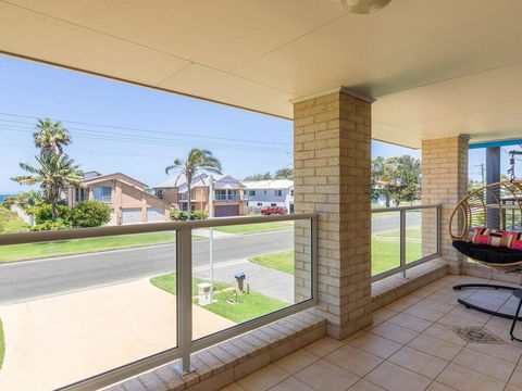 Azure Waters - Perfectly Positioned With Ocean Views - Accommodation Rockhampton 3