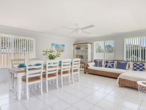 Azure Waters - Perfectly Positioned With Ocean Views - Accommodation Rockhampton 1