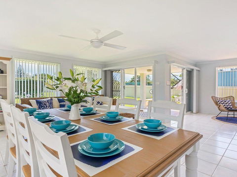 Azure Waters - Perfectly Positioned With Ocean Views - Accommodation Rockhampton 2
