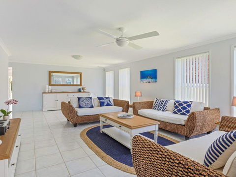 Azure Waters - Perfectly Positioned With Ocean Views - Accommodation Rockhampton 0
