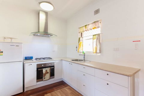 B8 Cafes, Resturants, UWA Close To SCGH - Accommodation Rockhampton 2