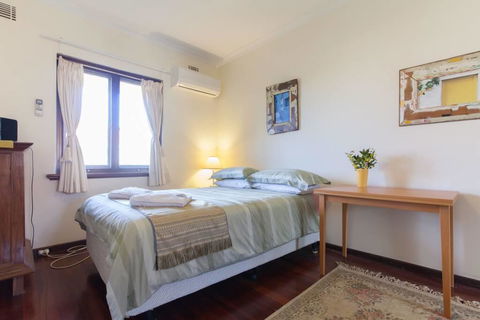B8 Cafes, Resturants, UWA Close To SCGH - Accommodation Rockhampton 3