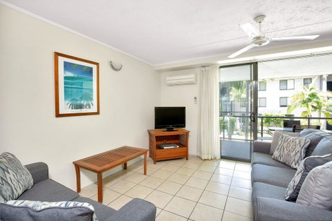 Baden 72 - Rainbow Shores, Stroll To The Beach, Air Con, Swimming Pools - Accommodation Rockhampton 1