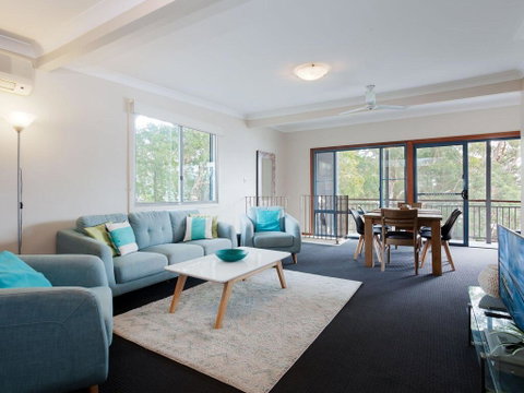 Baggies On Dutchies', 9 Burbong Street - Large House With Aircon, Boat Parking & Waterviews - Accommodation Rockhampton 1