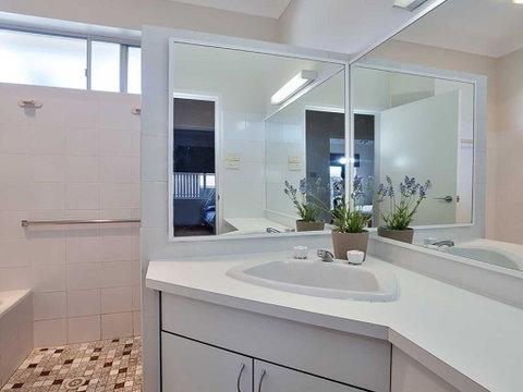 Banyan' 14 Montevideo Parade - Spacious Three Bedroom Pet Friendly Property With Air Con - Accommodation Rockhampton 2