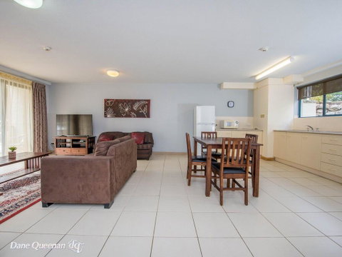Bay Breeze 2 Bedroom Villa 24 - Accommodation Rockhampton 2