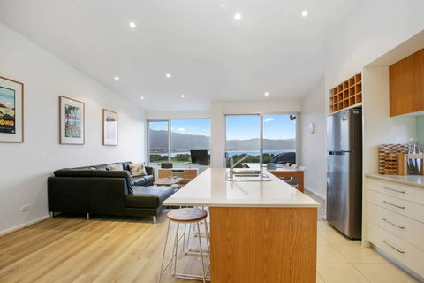 BAY VUE - Top Floor Apartment, Amazing Views! - Accommodation Rockhampton 3