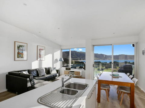 BAY VUE - Top Floor Apartment, Amazing Views! - Accommodation Rockhampton 0