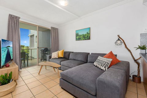 BEACH BLISS LUXURIOUS APARTMENT With POOL - Accommodation Rockhampton 3