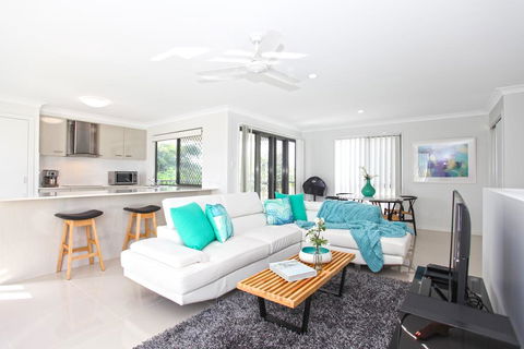Beach Breeze Holiday House - Accommodation Rockhampton 0