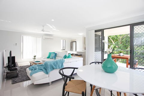 Beach Breeze Holiday House - Accommodation Rockhampton 3