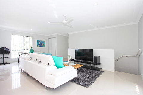 Beach Breeze Holiday House - Accommodation Rockhampton 2