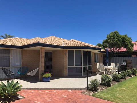 Beach House By The Bay - Accommodation Rockhampton 0