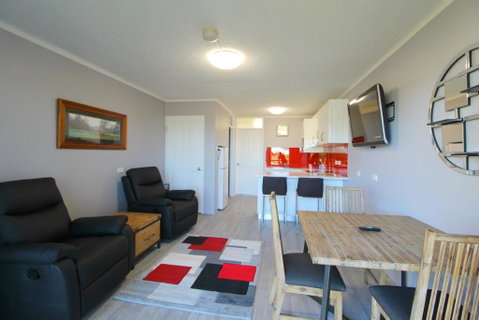 Beachfront 4, 25 Willow Street - Accommodation Rockhampton 2