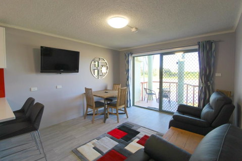 Beachfront 4, 25 Willow Street - Accommodation Rockhampton 3