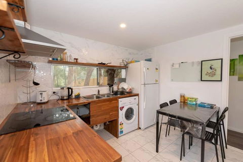 Relaxed Private Double Room In Carramar - Close To Station - Shared Bathroom - Accommodation Rockhampton 3