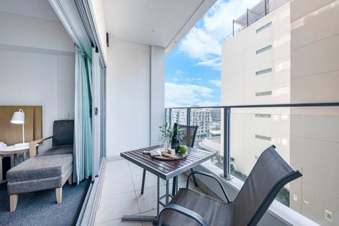 Resort-Style Sister Studios - Double Delight In The CBD - Accommodation Rockhampton 2