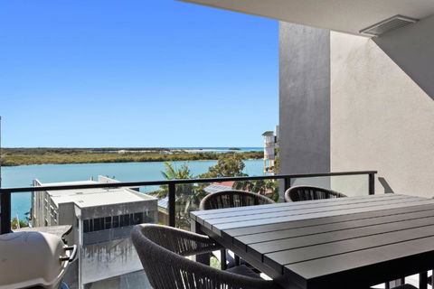 Riverfront 2-Bed With Pool, Sauna, Gym & Views - Accommodation Rockhampton 1