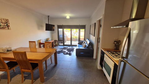 Red Ochre - Large Apartment With Private Courtyard - Accommodation Rockhampton 1