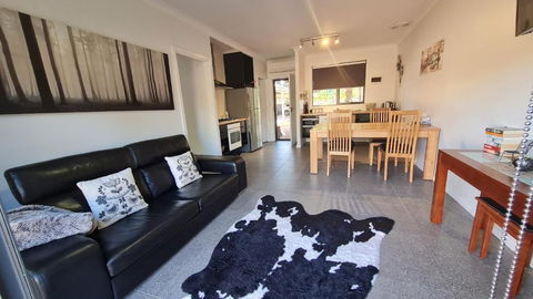 Red Ochre - Large Apartment With Private Courtyard - Accommodation Rockhampton 0