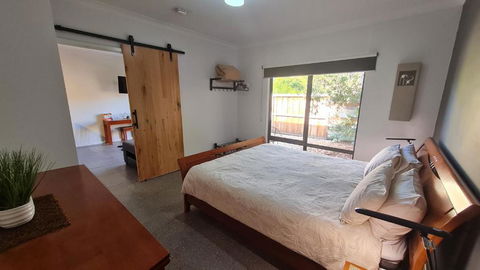 Red Ochre - Large Apartment With Private Courtyard - Accommodation Rockhampton 2