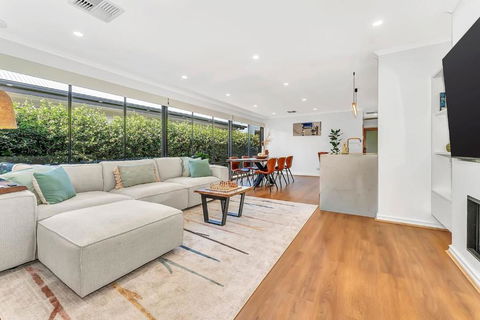 Redbrick Retreat - Generous Coastal Escape - Accommodation Rockhampton 0